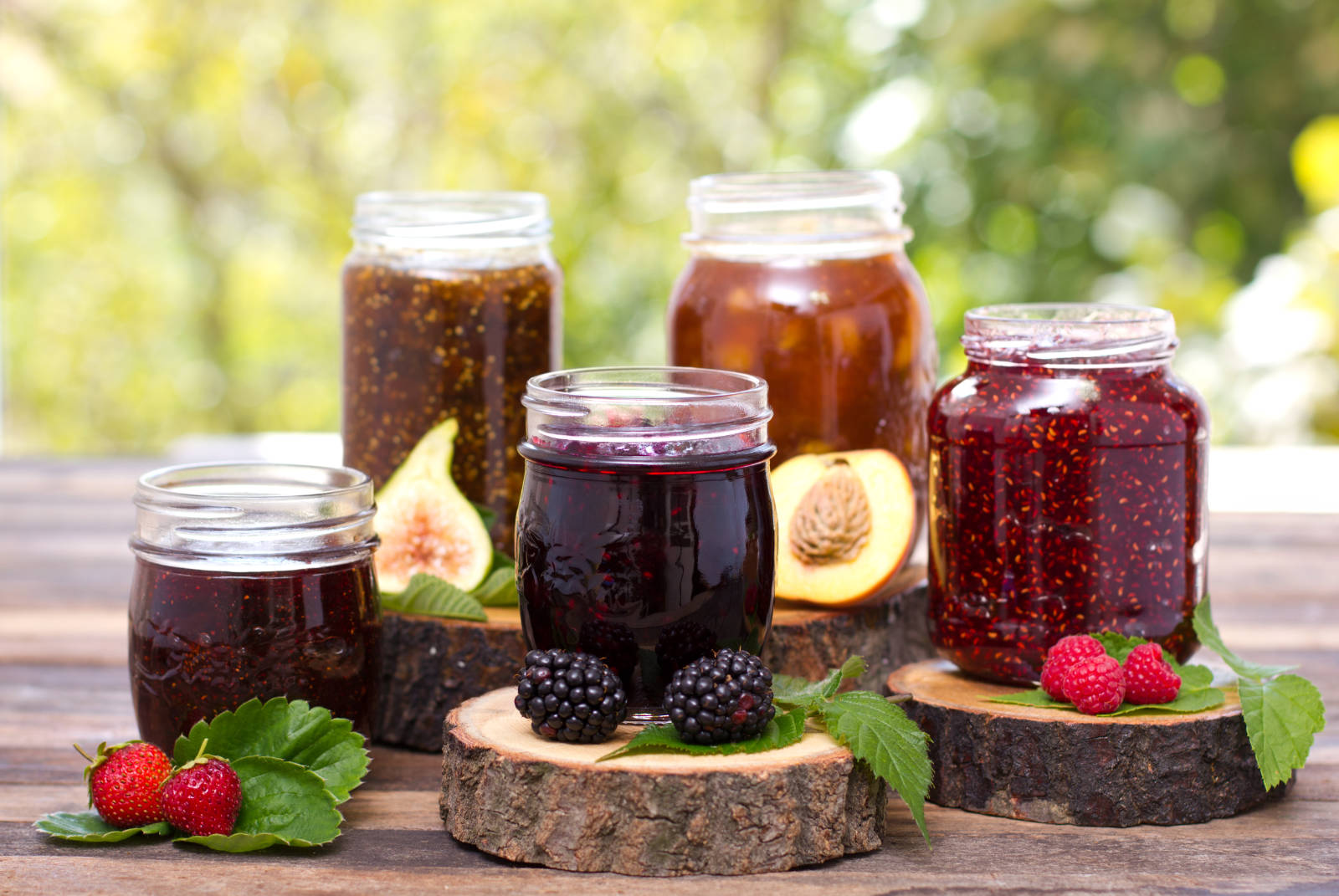 Homemade,fruit,jam,in,the,jar